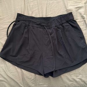 Lululemon Stroll at Sundown Mid-rise shorts 3” size 6